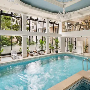 5* Szálloda Queen's Court &